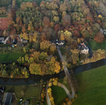 842205 Luchtfoto van kasteel Rhijnauwen (Rhijnauwenselaan 14) te Bunnik, vanuit het zuidoosten. Op de voorgrond de ...